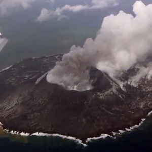 日本一火山喷发 灰色烟柱高达1500米 海水变色