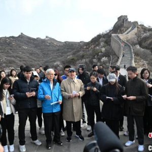 马英九和台湾青年登长城同唱《长城谣》