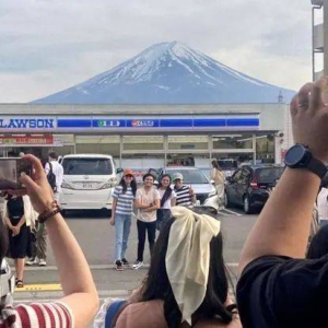 日本一小镇采取极端方式维护秩序：拉黑布遮挡富士山远景 ...