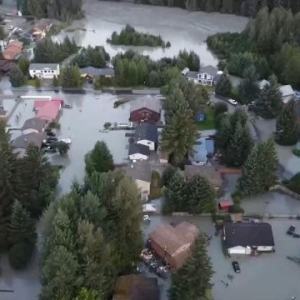 冰川融化引发洪水 美国朱诺市百余栋房屋受损