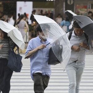 台风“安比”逼近日本关东地区，数百航班停飞多条新干线停运 ...