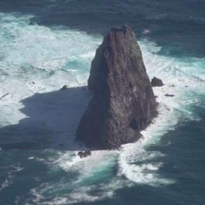 日本须美寿岛周边海水变色 气象厅发布火山喷发警报