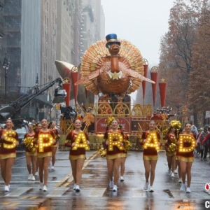 美国纽约雨中举行感恩节大游行