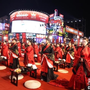 台湾新人在湖南“大汉婚典”喜结连理 现场分享当地传统“喜饼” ...