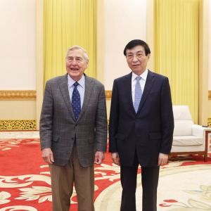 王沪宁会见美国哈佛大学教授艾利森