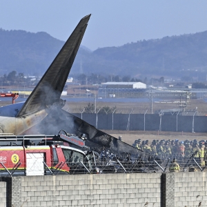 韩国失事客机着陆时起落架未打开，降落时引擎发生爆炸 ...