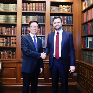 韩正出席美国总统就职典礼