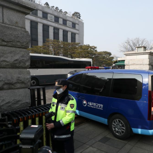 尹锡悦赴宪法法院出席弹劾案辩论