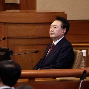 “韩国版国会山事件”：尹锡悦支持者冲入法院打砸，幕后推动者有谁？ ...