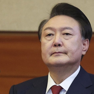 尹锡悦首次出席弹劾案庭审，系红领带没有穿囚服