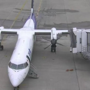 日本全日空一客机滑行时机翼与廊桥相撞，无人受伤