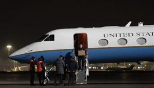 美国空军飞机抵达莫斯科，两国被拘押人员互释回国