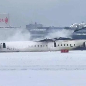 1个月内北美第四起航空事故：美客机翻覆致18人受伤 现场视频 ...